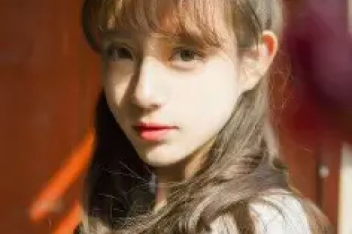 迪丽热巴深V造型登热搜引争议粉丝心疼担心走光审美讨论激烈
